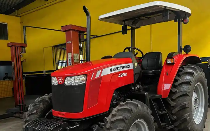 trator ou máquina agrícola em serviço de auto elétrica