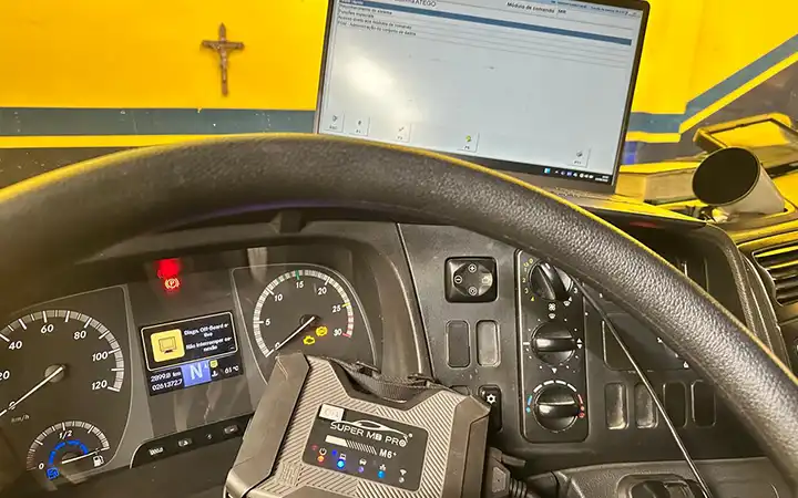 Diagnóstico Diesel com scanner em caminhão na TR Auto Elétrica em Itaúna